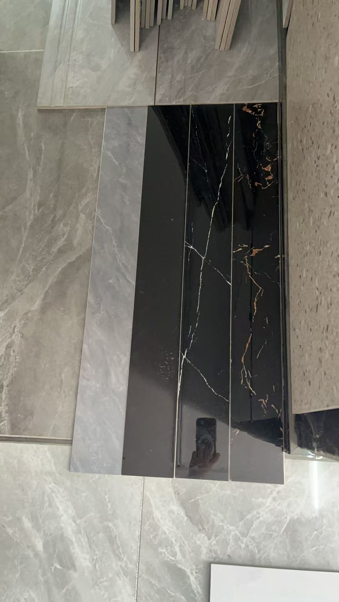 白底纹黑色地脚线